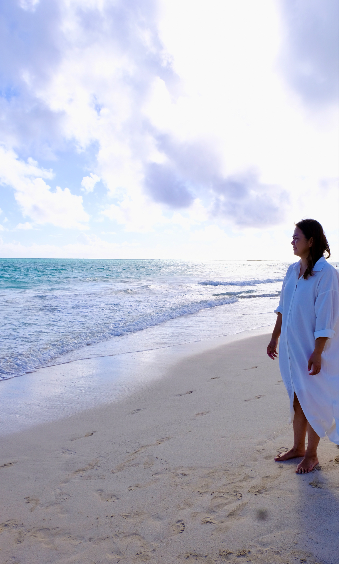 ハワイの海を見つめる女性